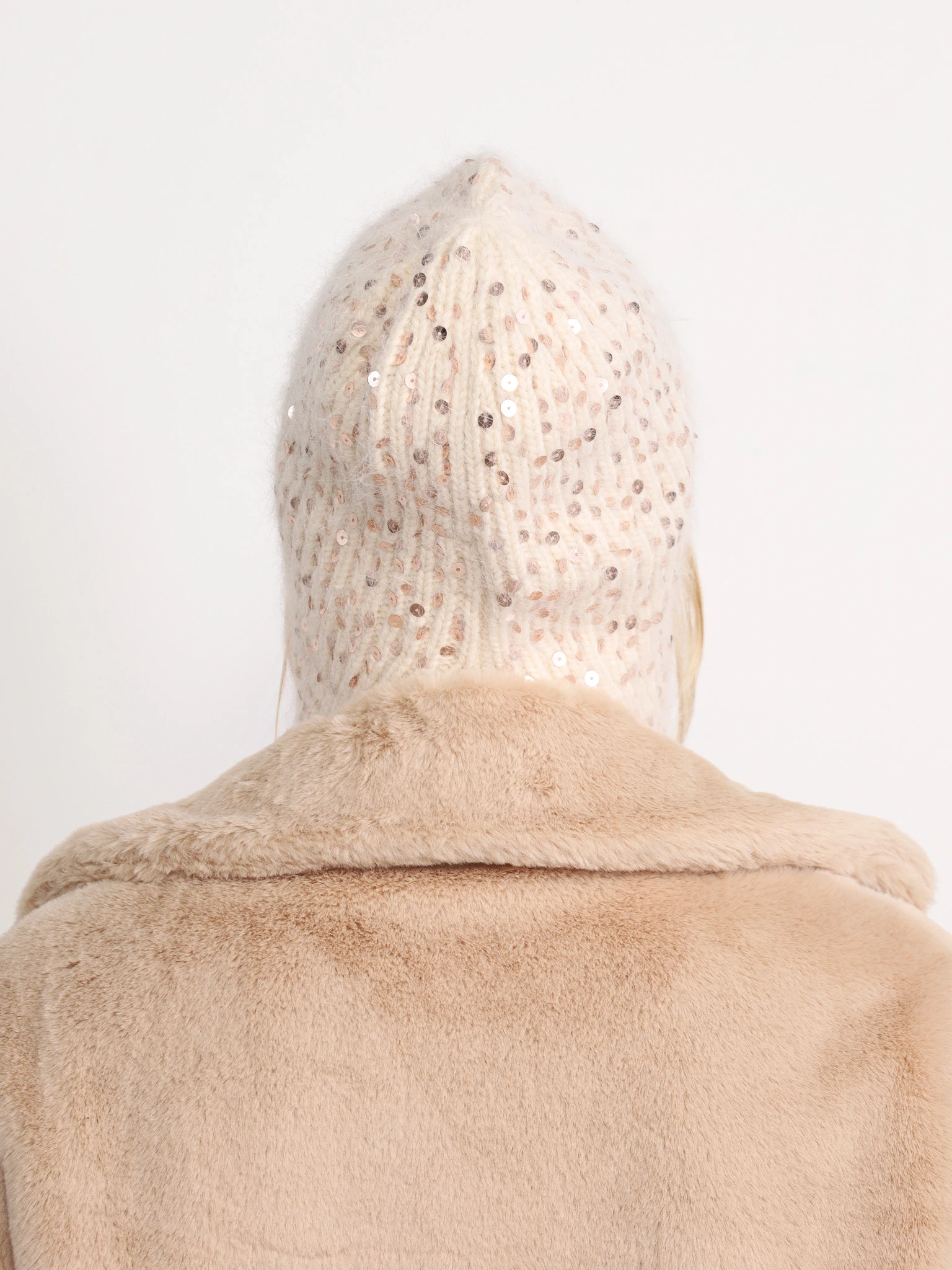 Шапка-ушанка с пайетками в ассортименте